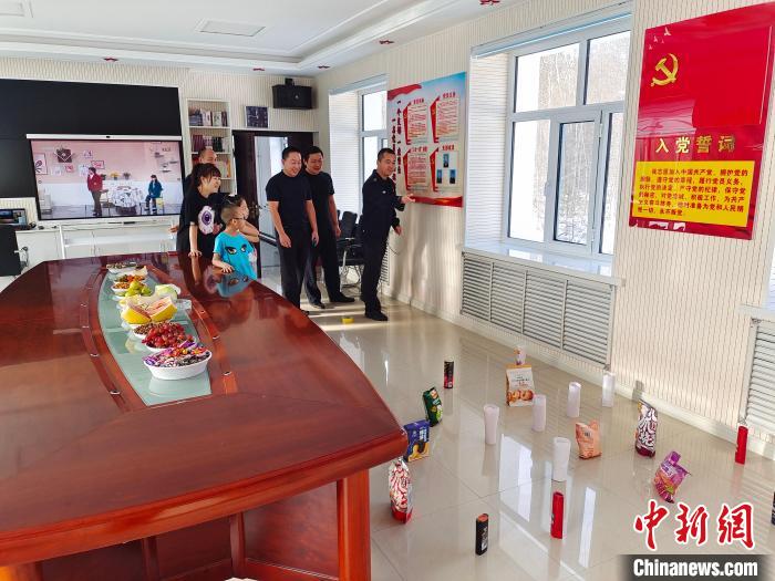 圖為恩和哈達(dá)邊境派出所民警和家屬玩套圈?！《骱凸_(dá)邊境派出所供圖